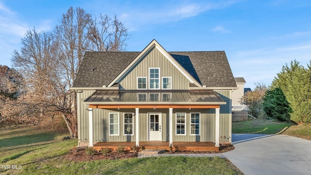 view of front of home featuring a front yard