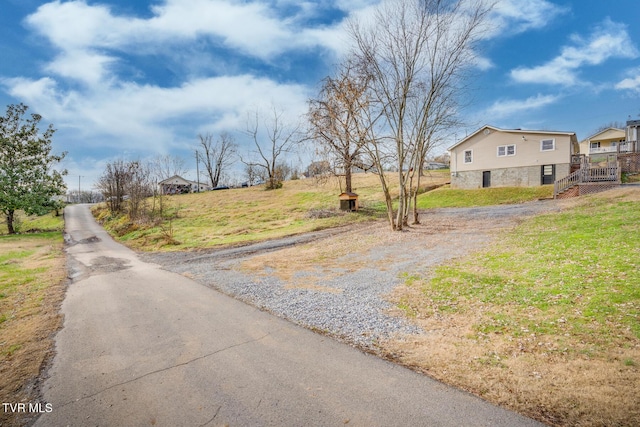 view of yard with gravel driveway