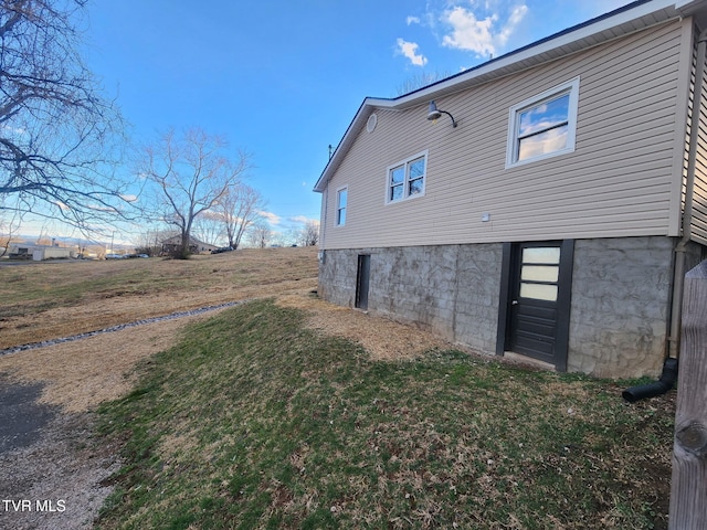 view of side of property featuring a lawn