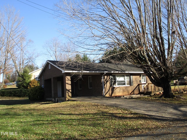 view of front facade with a front lawn