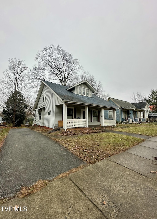 view of front facade with a front lawn and covered porch