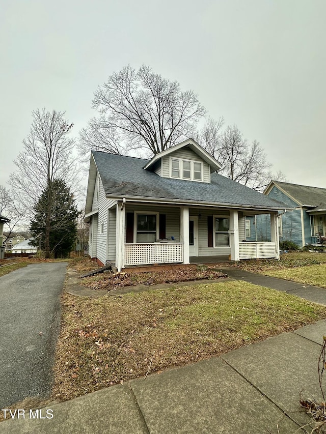 view of front of property featuring covered porch and a front yard