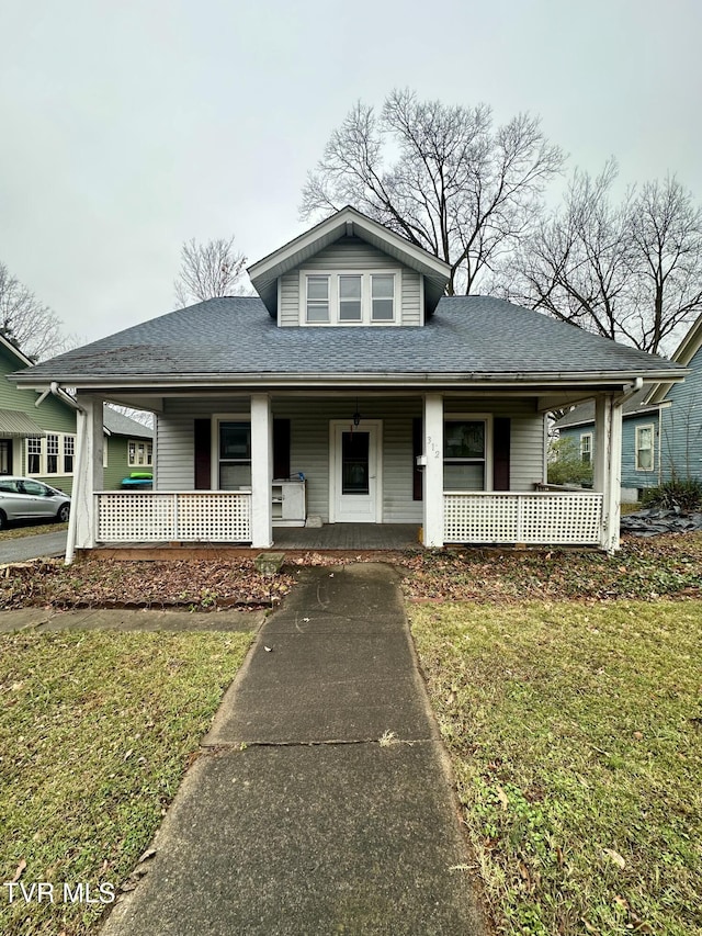 view of front of property with a front lawn and covered porch