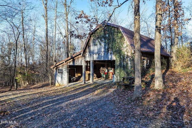 exterior space featuring an outbuilding