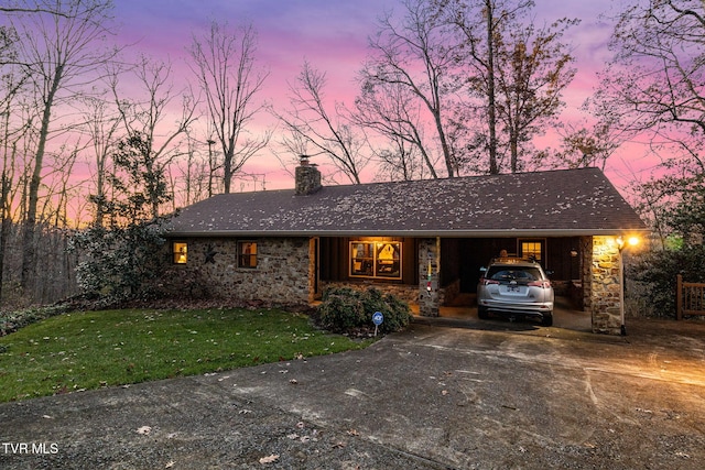 view of front of house with a lawn and a garage