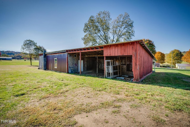 view of outdoor structure featuring a yard