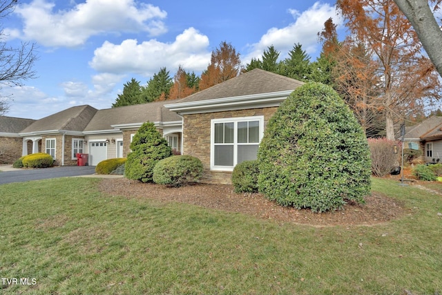 view of front of property featuring a front yard