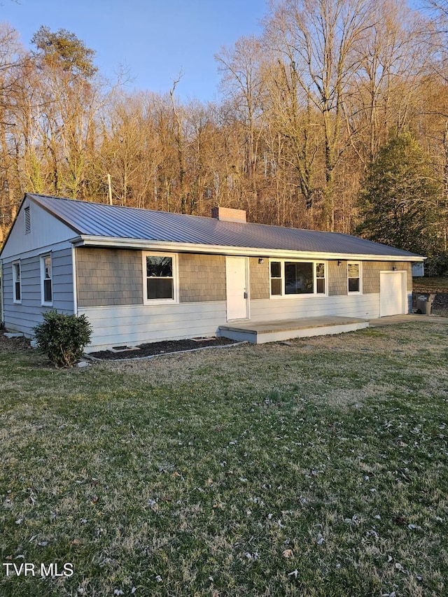 single story home with a front yard