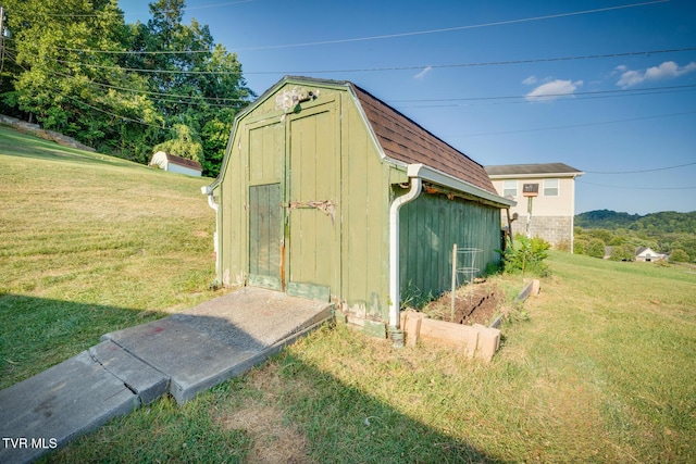 view of outdoor structure featuring a yard