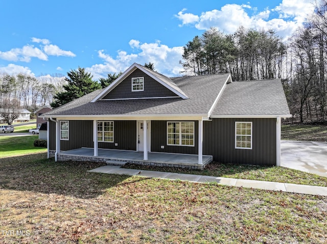 view of front of property featuring a front lawn and covered porch