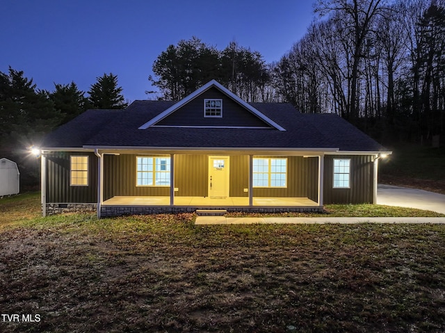 ranch-style home with a porch