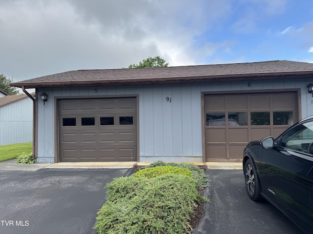91 Tulip Grove Cir Unit 6, Bristol, TN 37620 - view of garage