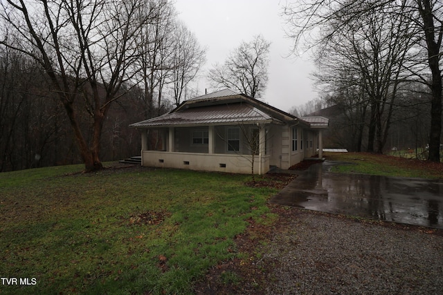 view of front facade featuring a front yard