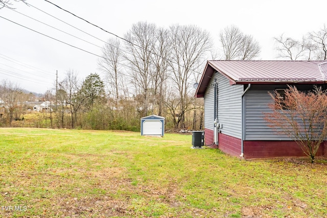 view of yard featuring a storage unit