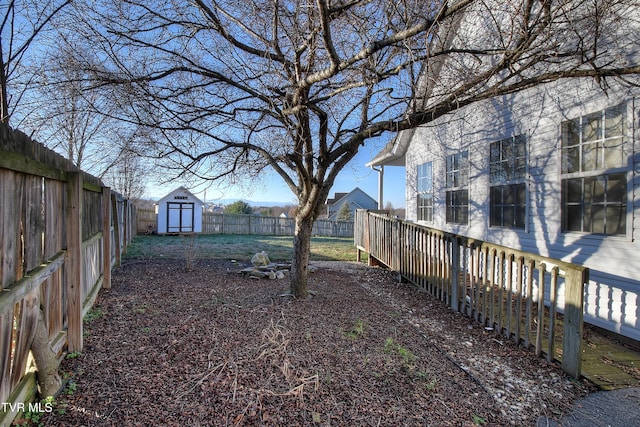 view of yard featuring a storage unit