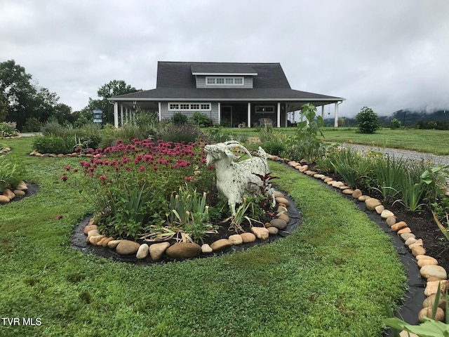 view of front of property featuring a lawn