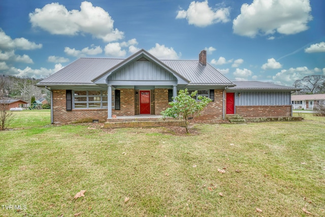 view of front of house with covered porch and a front lawn