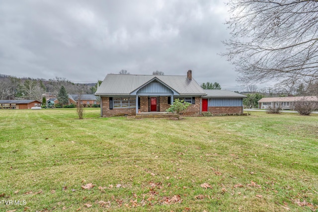 view of front of home featuring a front yard