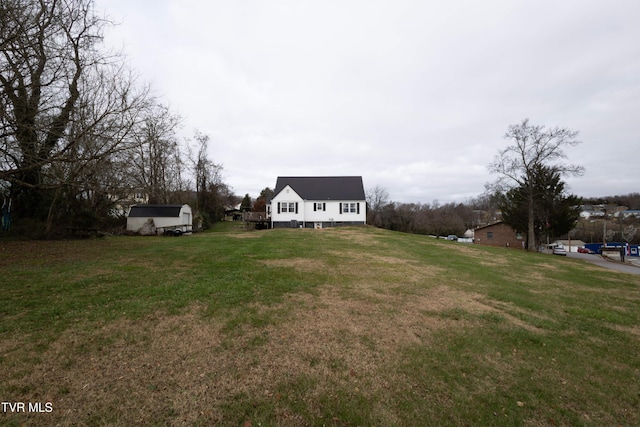 view of yard featuring a shed