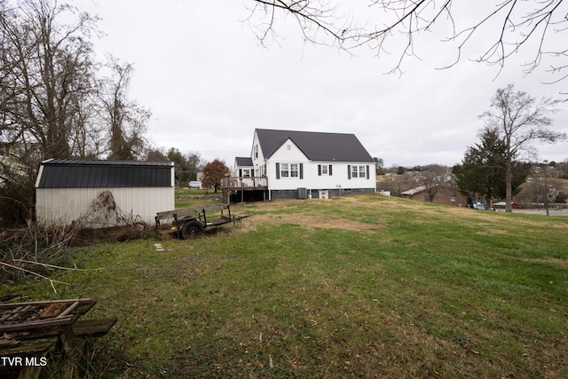 view of yard with an outbuilding