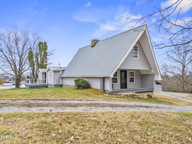 view of front of house with covered porch and a front lawn