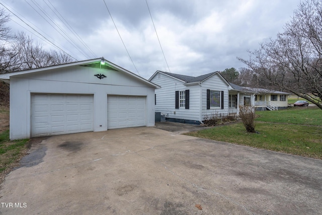 single story home with a front lawn