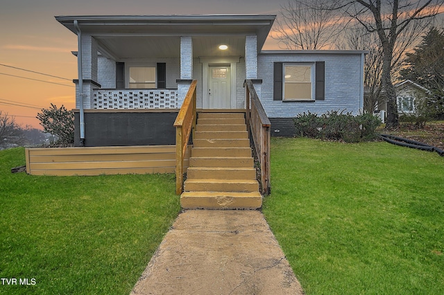 view of front of house featuring a porch and a lawn