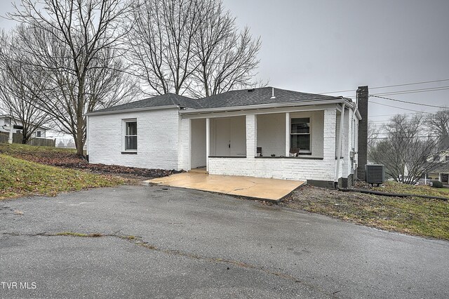 view of front of house featuring central AC and covered porch