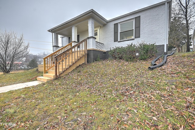 view of front of property with a front lawn