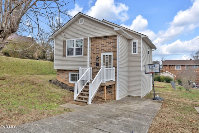 bi-level home with a front lawn