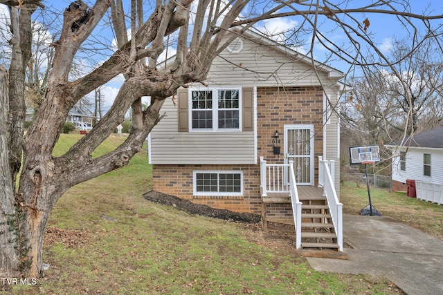 view of front of house with a front lawn