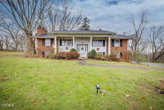 view of front of property featuring a front lawn