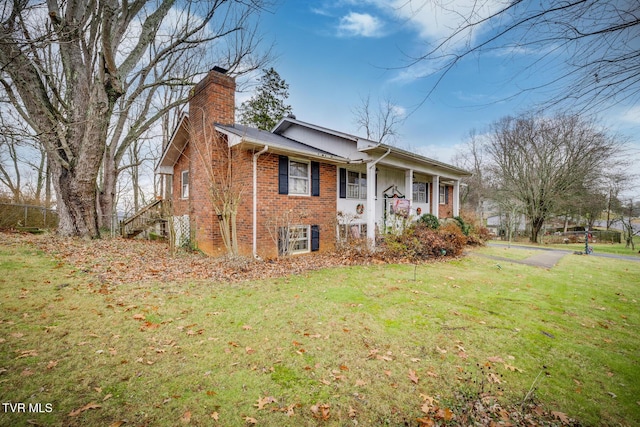 view of front of home featuring a front yard