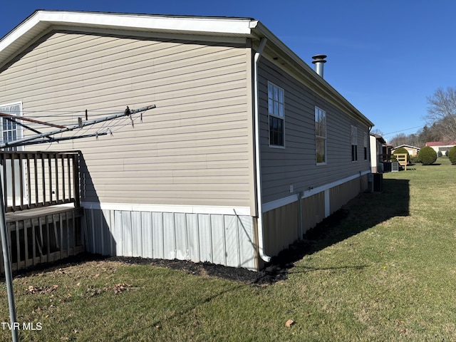 view of side of property featuring a lawn