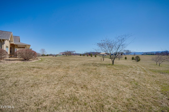 view of yard featuring a rural view