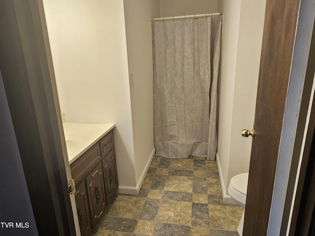 bathroom featuring a shower with curtain, vanity, and toilet