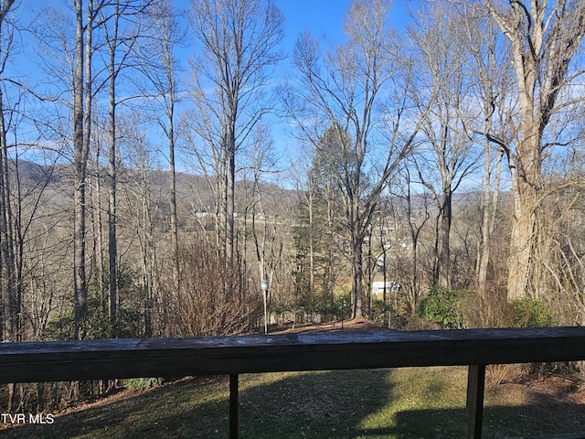 view of yard with a mountain view