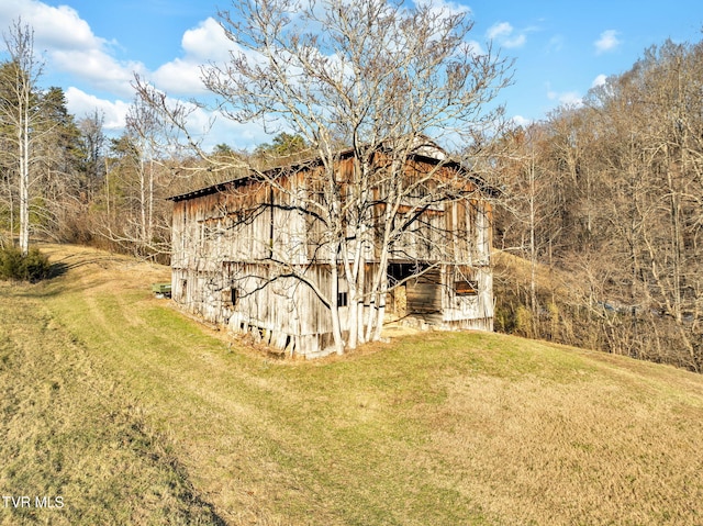 view of yard featuring an outbuilding