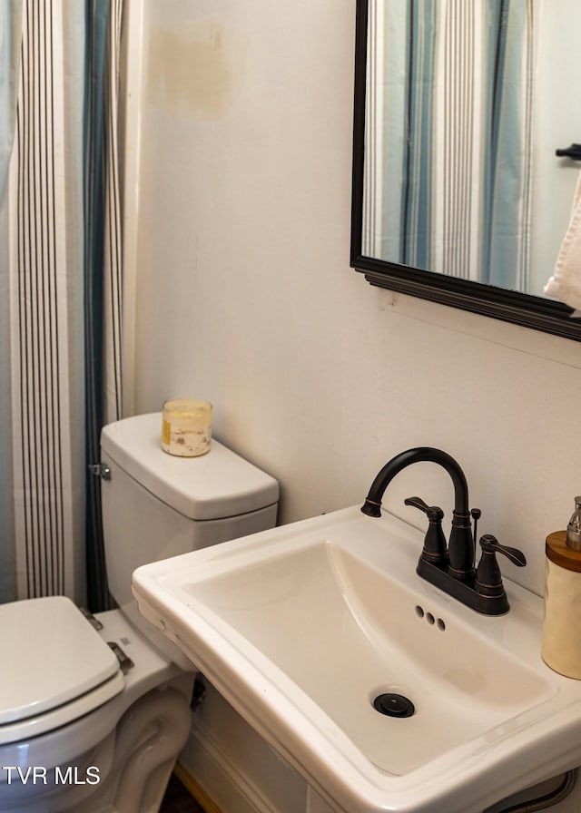 bathroom featuring toilet and sink