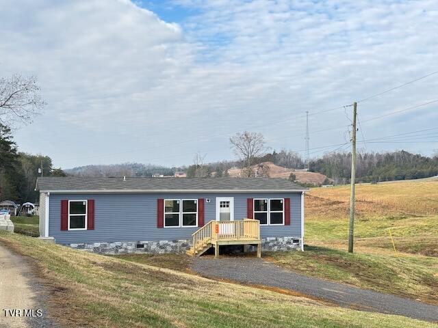 manufactured / mobile home featuring a front lawn