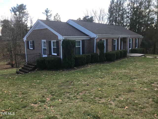 single story home featuring a front lawn