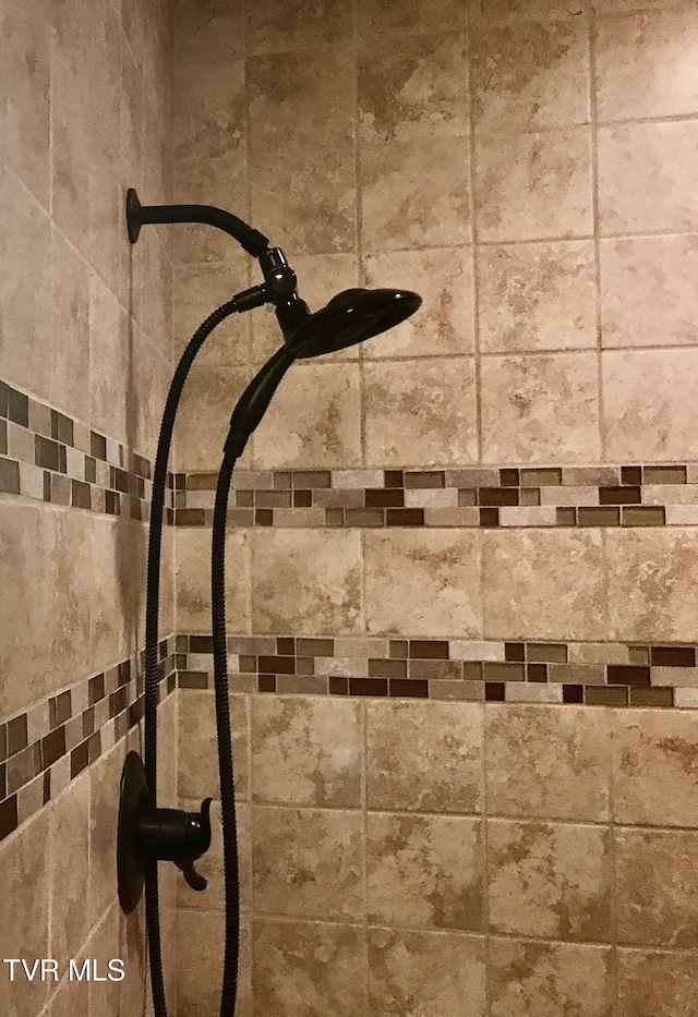 room details featuring a tile shower