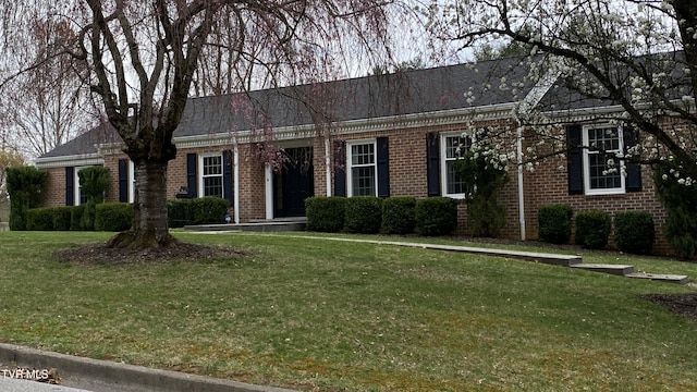 view of front facade featuring brick siding and a front lawn