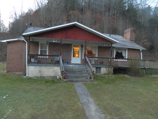 view of front of property featuring a porch and a front lawn