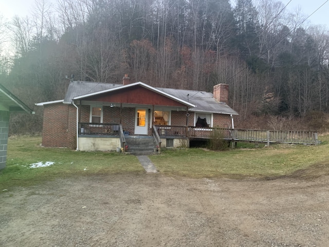 view of front of house featuring a porch and a front yard