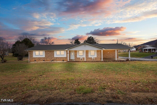 single story home featuring a lawn