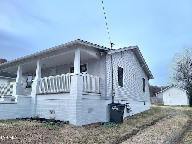 view of side of property with a storage shed