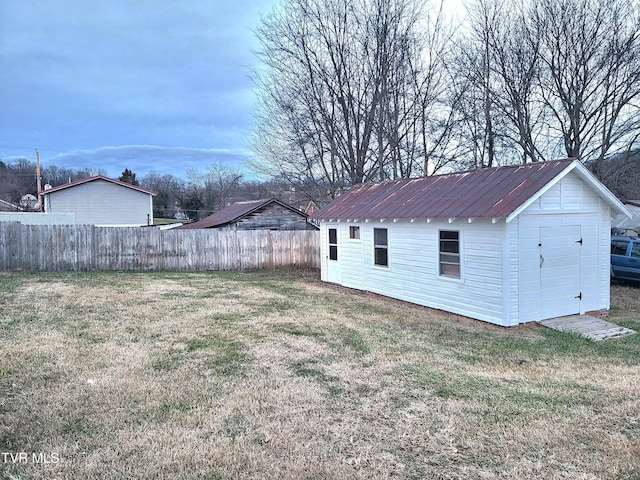 view of yard featuring an outdoor structure