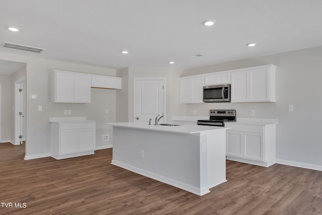 kitchen featuring sink, hardwood / wood-style floors, a kitchen island with sink, white cabinets, and appliances with stainless steel finishes