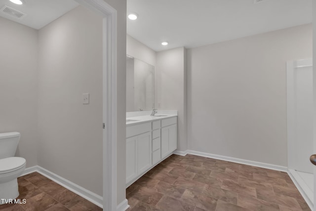 full bath with baseboards, visible vents, vanity, and toilet